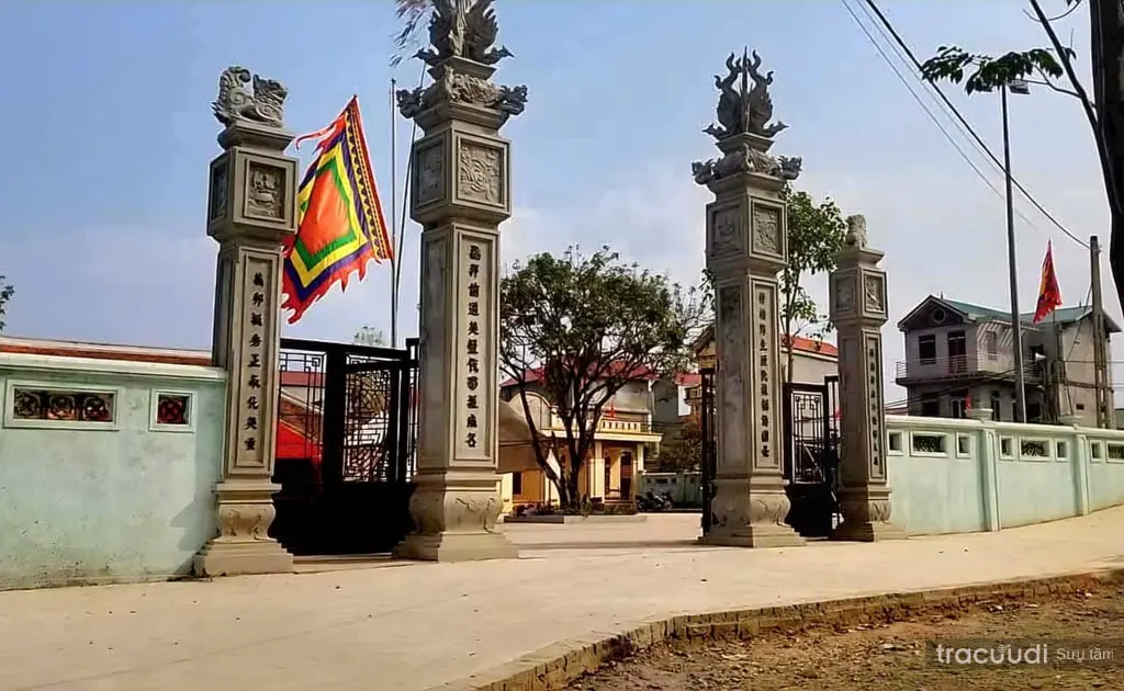 Cổng tam quan di tích Đình Đĩnh Tú