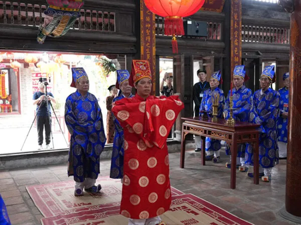 Thực hành nghi thức tế lễ tại Hội chùa Láng