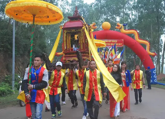 Tổ chức rước kiệu tại Lễ hội đền Vua Mai
