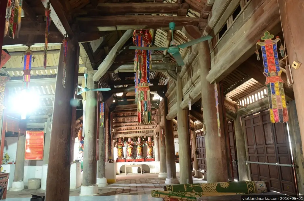 Khung cảnh bên trong Chùa Thổ Hà