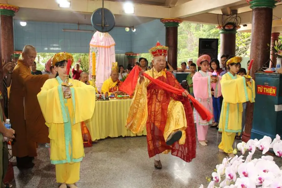 Thầy sám chủ vị dẫn học trò lễ nữ dâng lễ vật trong Lễ Vía Bà Linh Sơn Thánh Mẫu