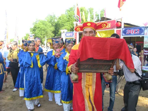 Lễ rước sắc phong Bà Tơ trong Lễ tế Bà Tơ