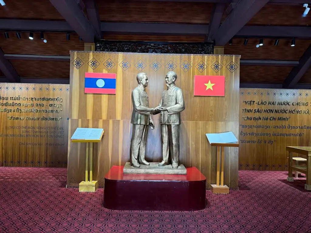Cảnh quan bên trong nhà Khu Di Tích Lịch Sử Cách Mạng Việt Nam - Lào