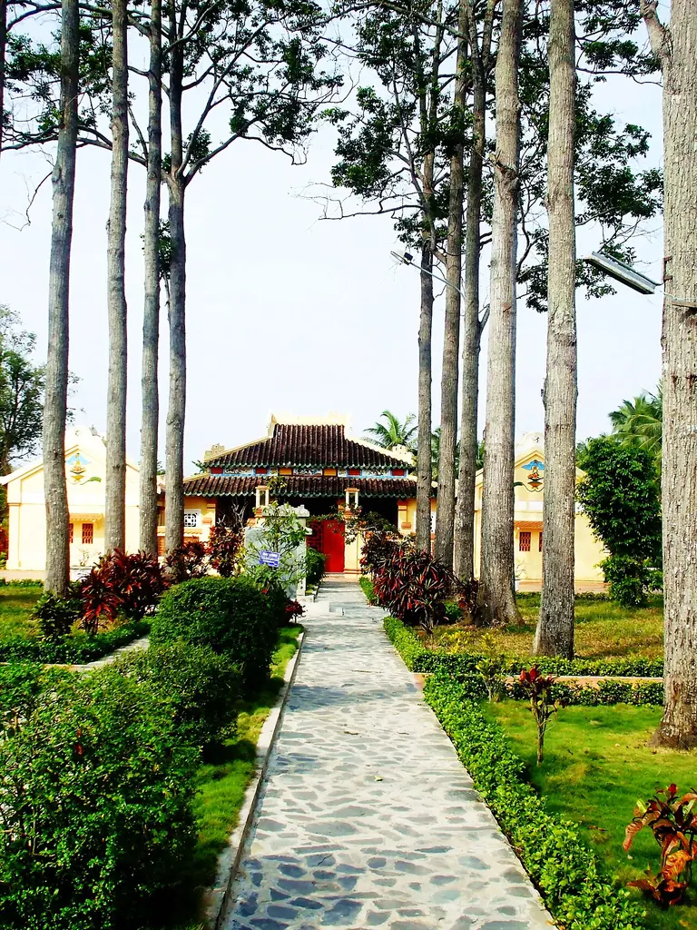 Đường thần đạo dẫn đến điện Đại Thành trong khuôn viên miếu