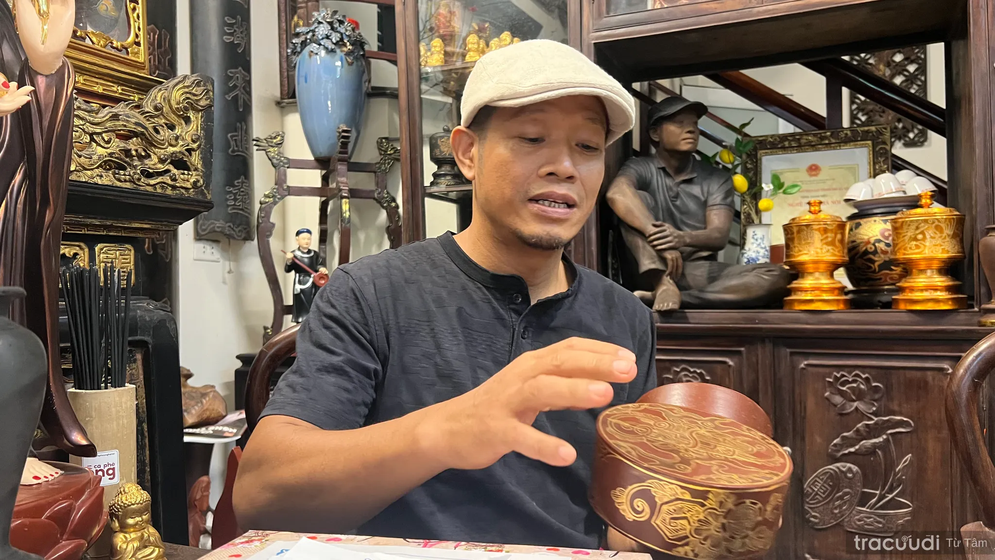 Nghệ nhân Nguyễn Viết Lợi và các sản phẩm trong không gian trưng bày tại gia đình
