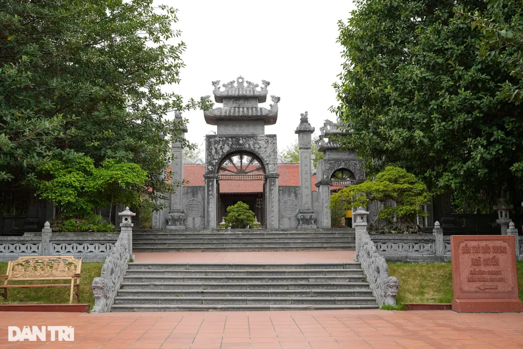 Đền Bạch Đằng Giang thờ Đức Vương Ngô Quyền tạin khu di tích chiến thắng Bạch Đằng