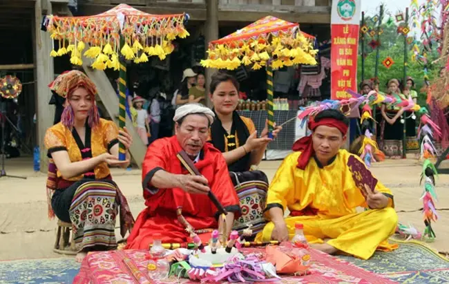 Thầy mo thực hiện nghi lễ tại Lễ hội Xăng Khan của Người Thái