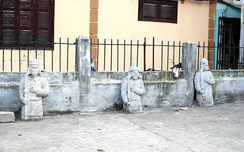Tượng đá tại Lăng Hoàng Cao Khải