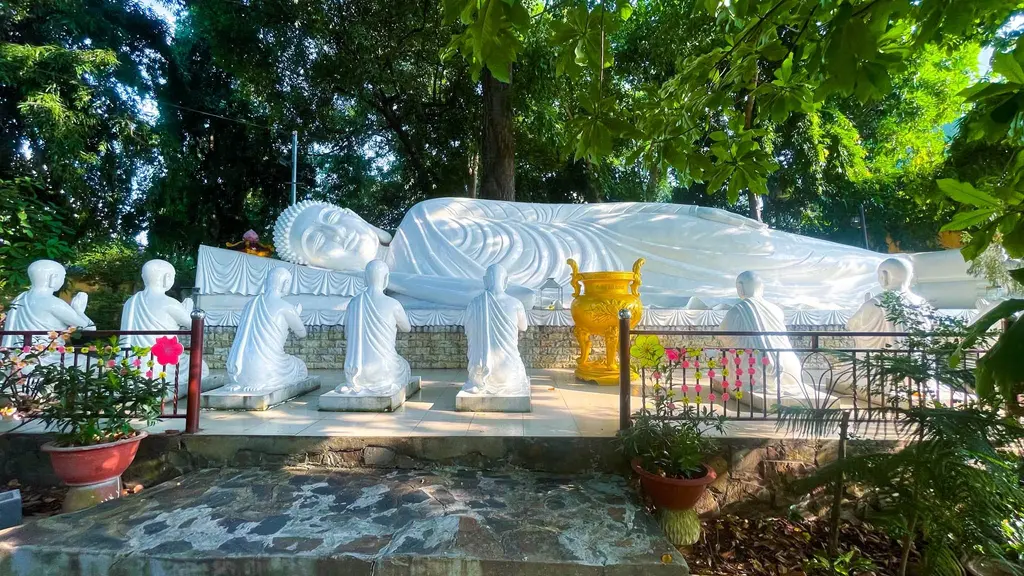 Bức tượng Đức Bổn sư Thích Ca nhập Niết bàn khổng lồ tại chùa Hội Khánh