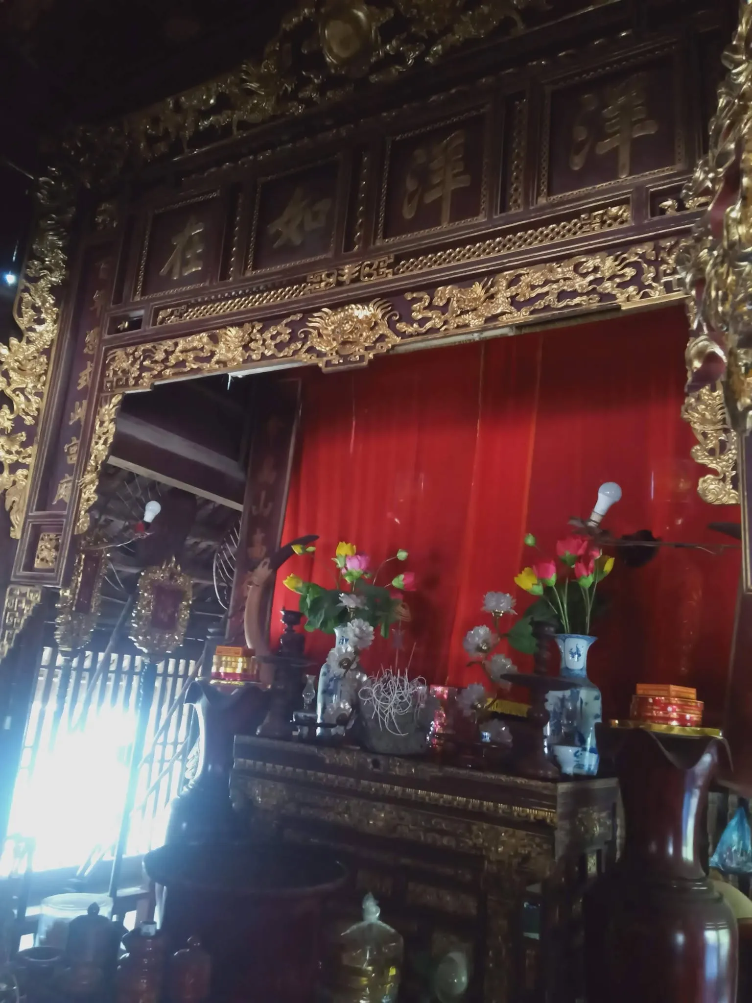 Cửa võng trong đình Hữu Bằng