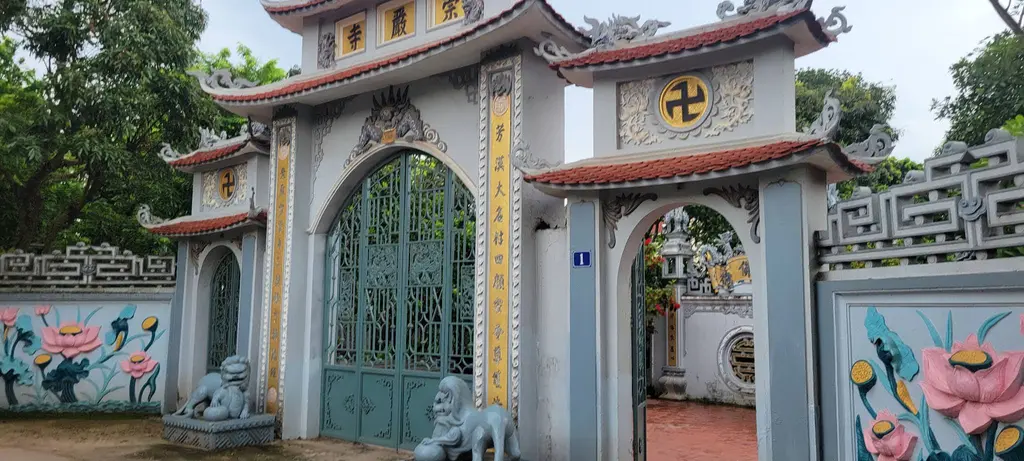 Cổng tam quan Đình Phương Mạc