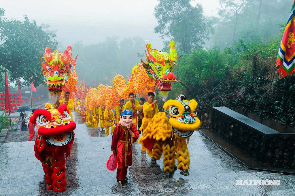 Đoàn rước Lễ hội đền Cao An Phụ