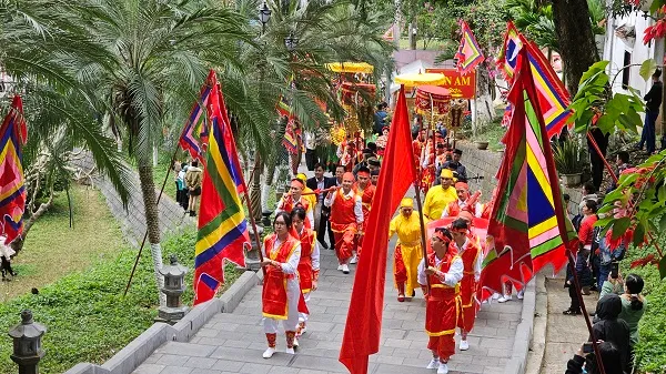 Đoàn rước kiệu tiến lên sân đại bái tại Lễ hội Đền Thượng