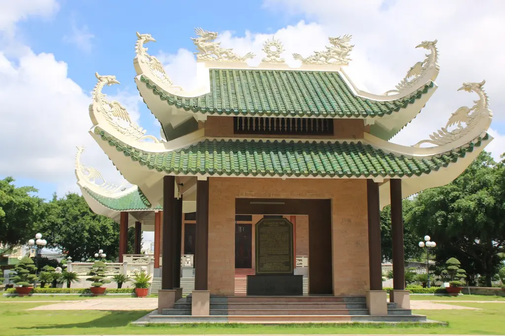 Cảnh quan di tích lịch sử Mộ Thủ Khoa Bùi Hữu Nghĩa