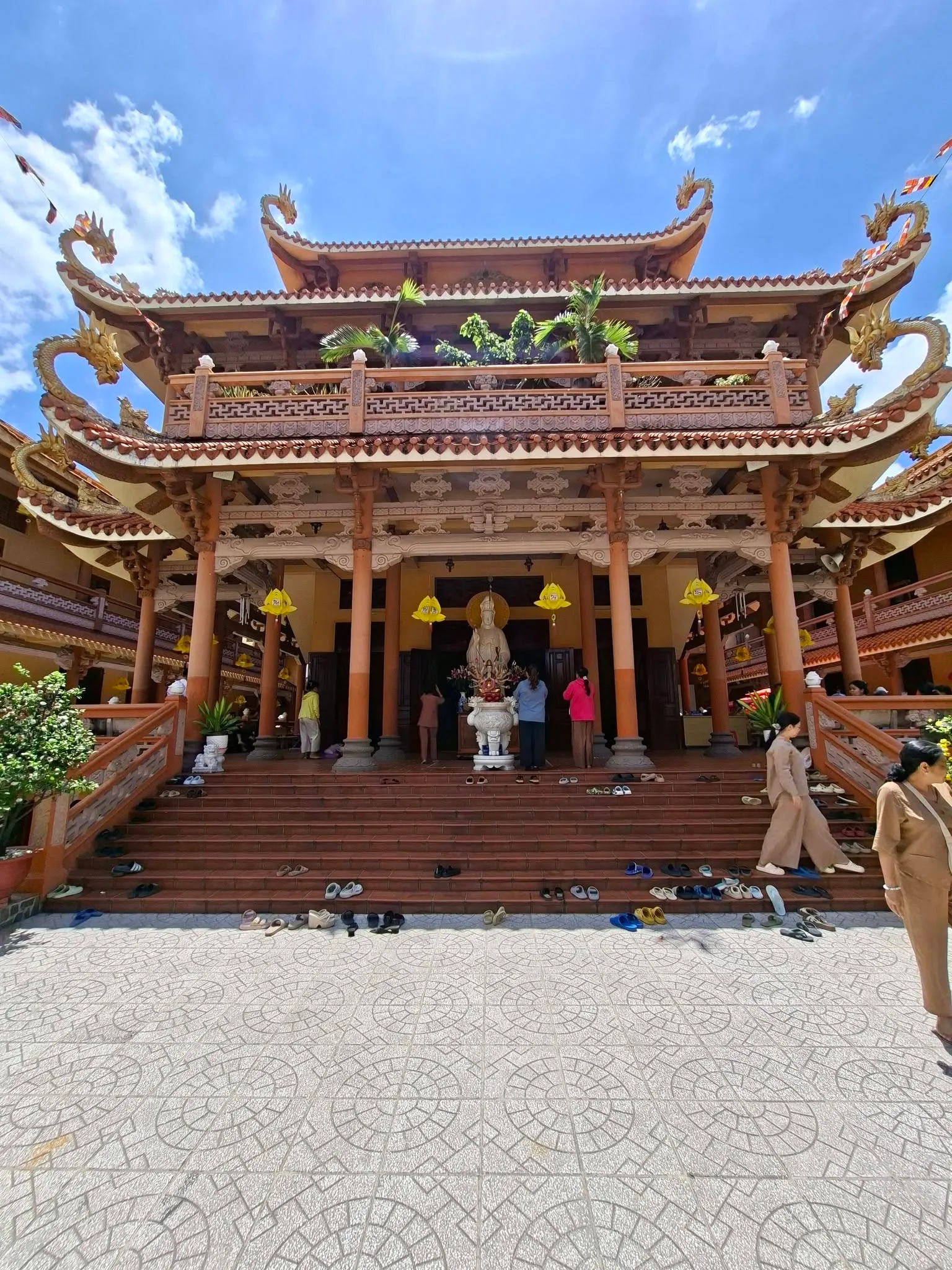 Tam quan Chùa Long Nhiễu