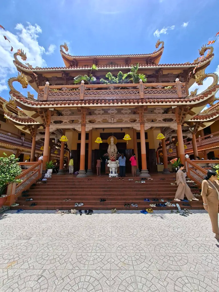 Tam quan Chùa Long Nhiễu