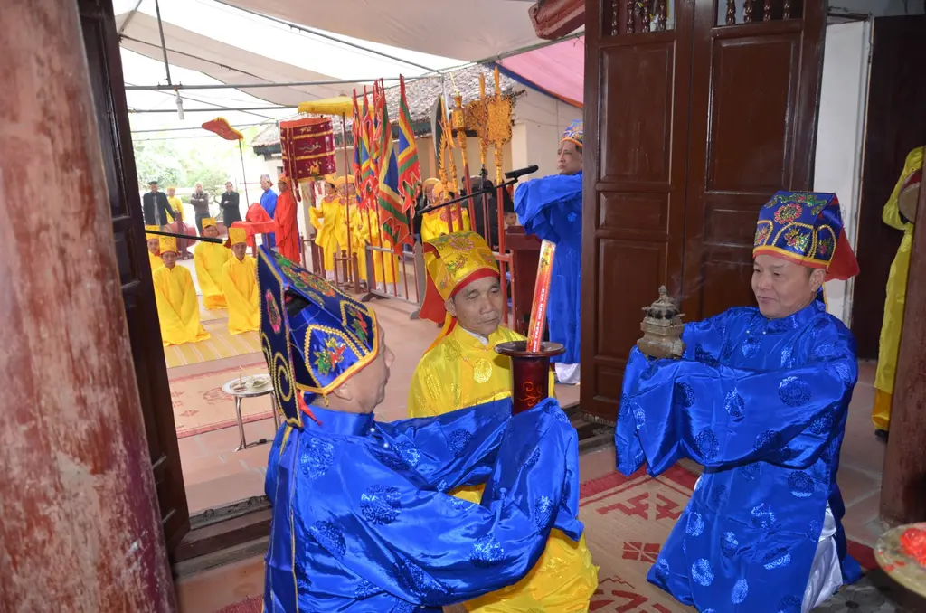 Nghi thức Phủng hương tại Hội làng Đài Bi