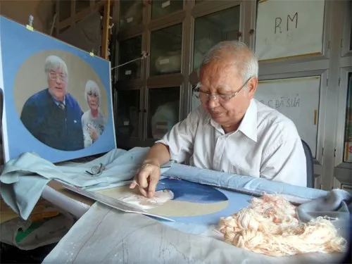 Nghệ nhân Nguyễn Quốc Sự miệt mài thêu chân dung của khách nước ngoài