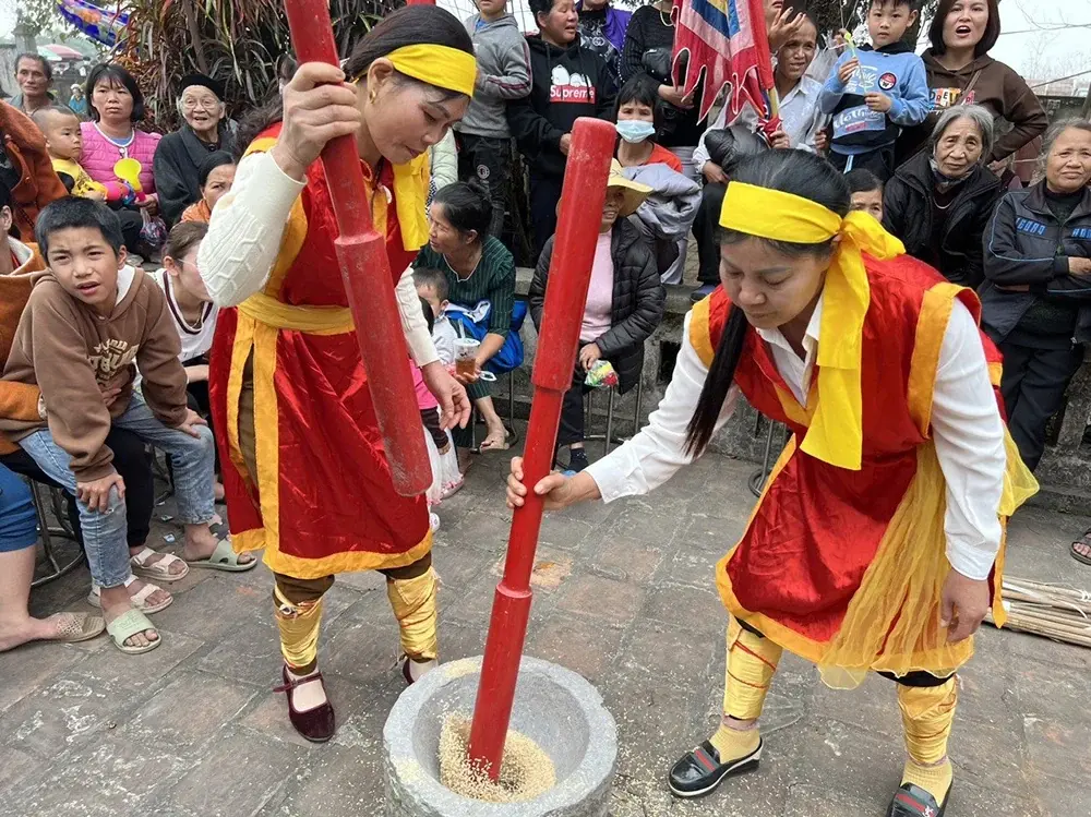 Các thành viên nữ của các đội giã gạo tại Lễ hội đình Gia Dụ