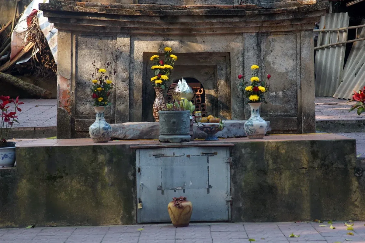 Bàn thờ dưới chân tháp đá tại Chùa Cói