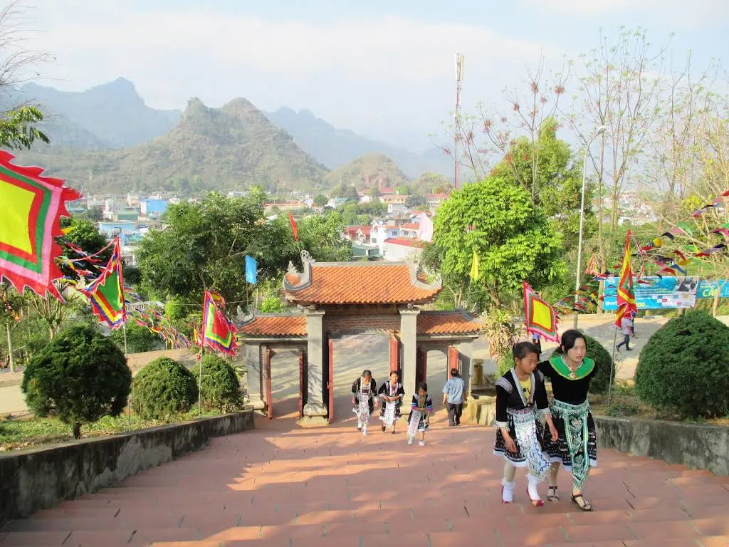 Cổng Đền Thờ Vua Lê Lợi nhìn từ trong ra