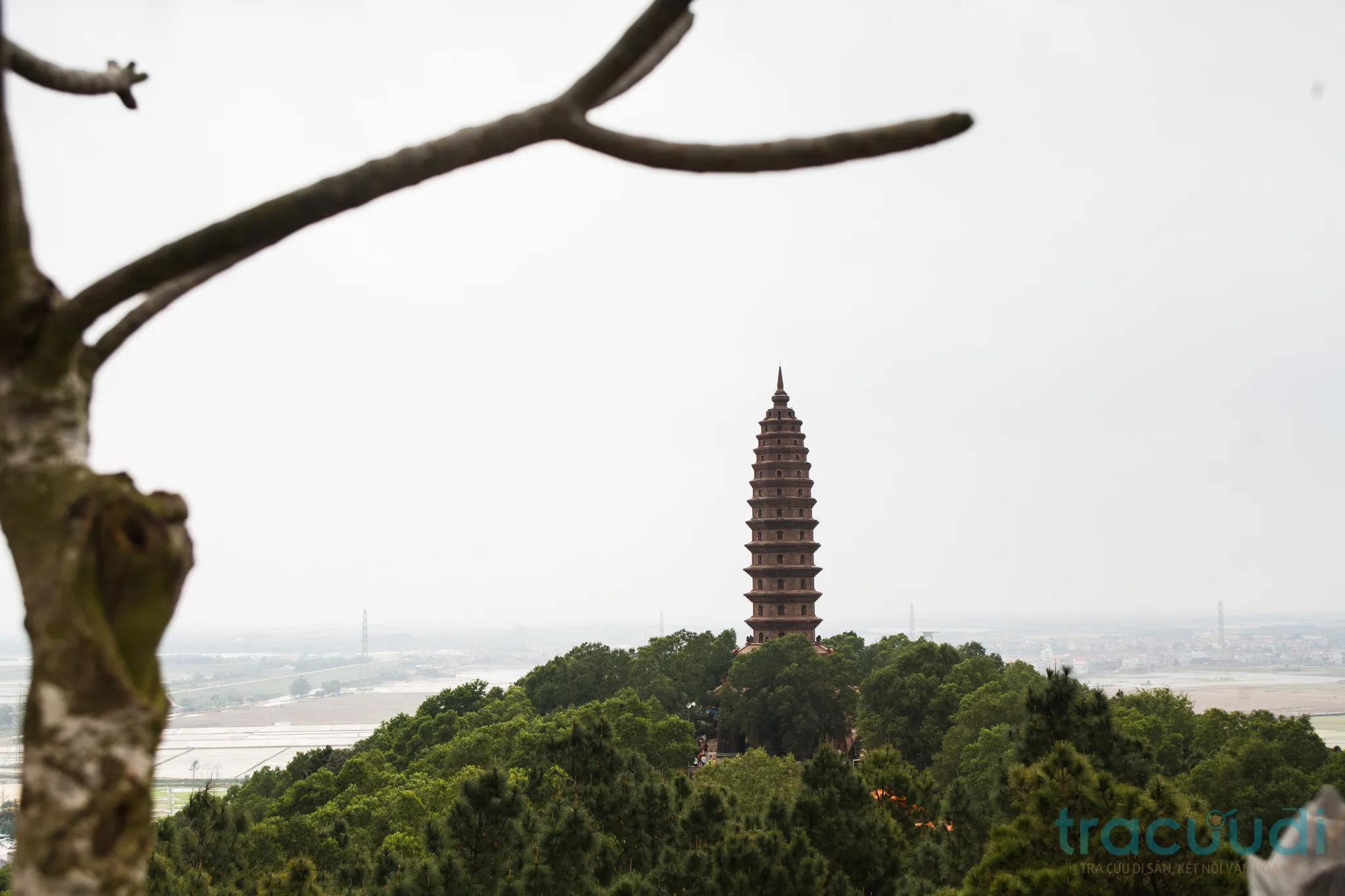 Tháp Phổ Quang trên núi thuộc di tích Chùa Phật Tích