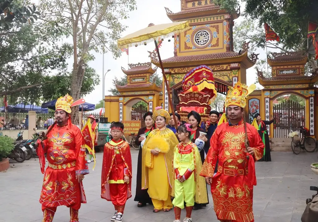 Rước kiệu tại Lễ hội Đền Vua Bà