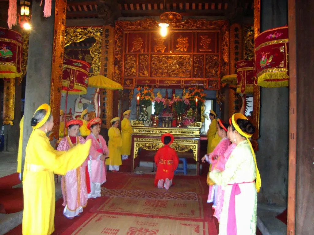 Thực hiện nghi lễ bên trong Đình Thanh Am