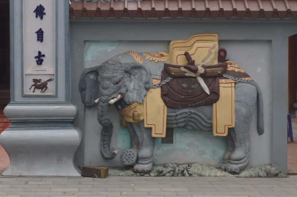 Hình voi bên ngoài di tích Đình La Dương