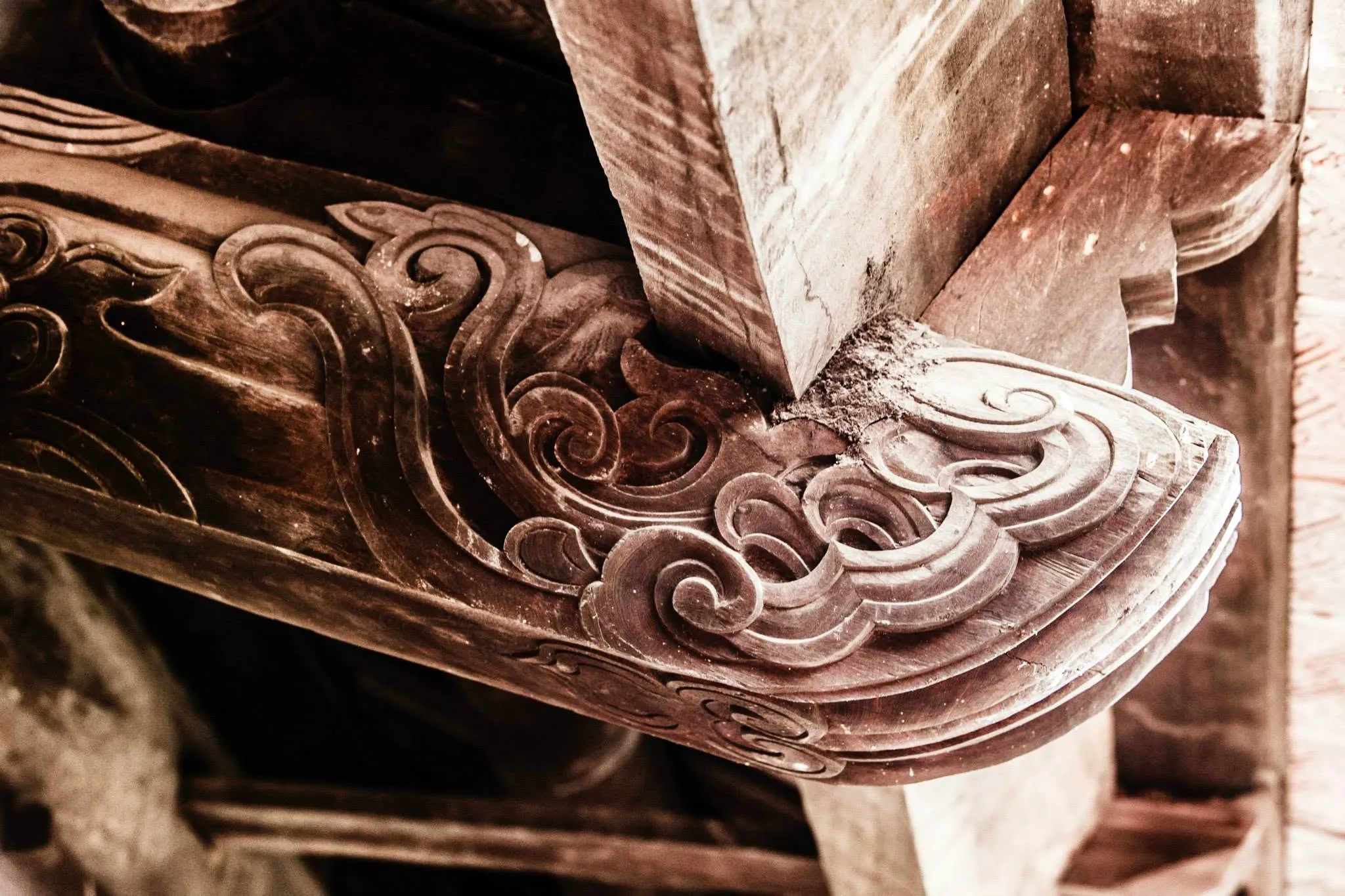 Một đầu bẩy được chạm khắc thời gian gần đây trong quá trình trùng tu di tích đình Tường Phiêu