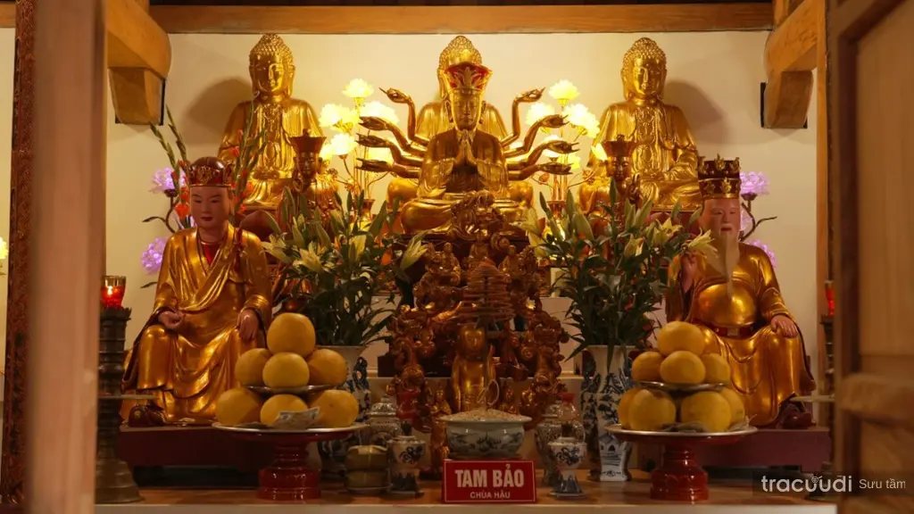 Ban thờ bên trong Chùa Cát Bi