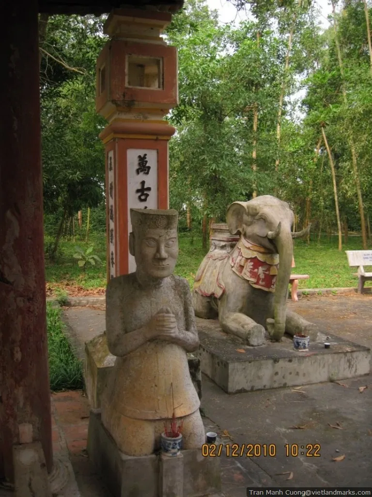 Tượng đá tại Đền Cả
