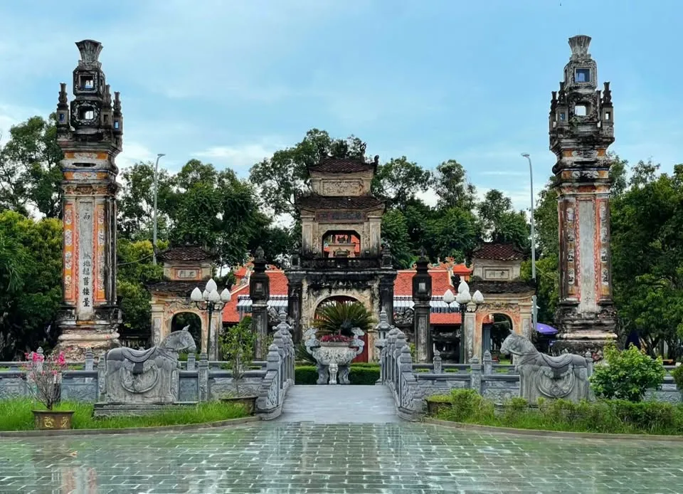 Cổng vào đền Nguyễn Xí