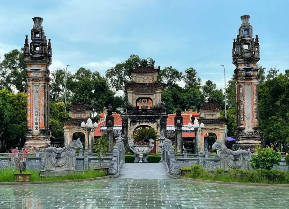 Cổng vào đền Nguyễn Xí
