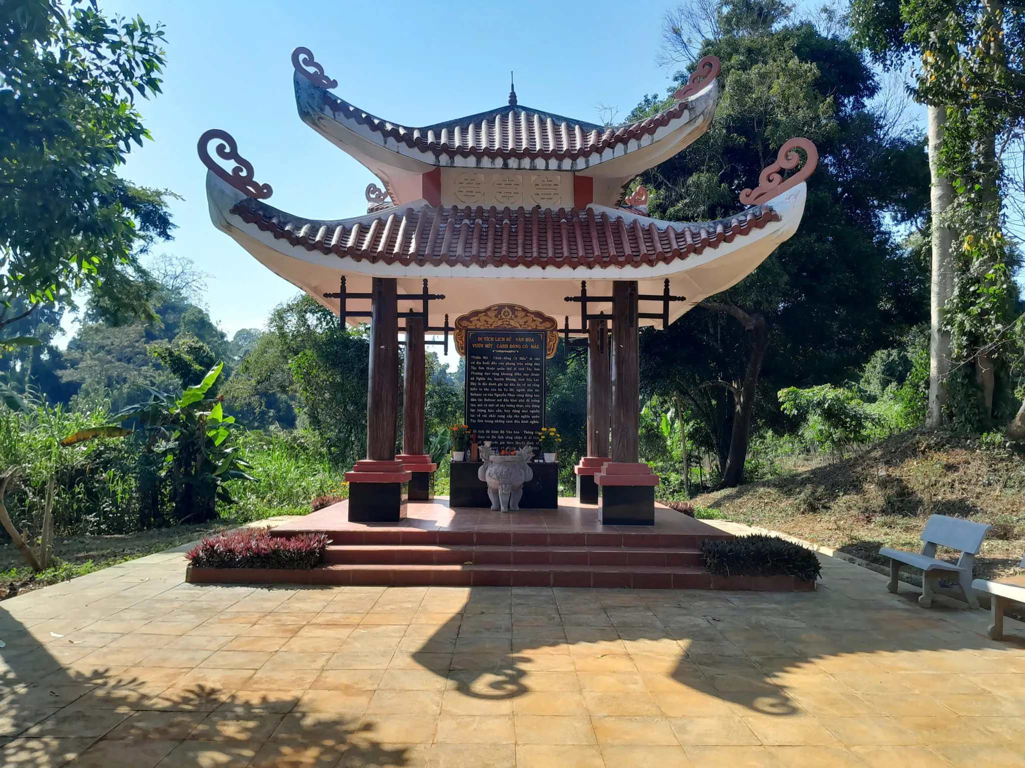 Nhà bia di tích vườn mít