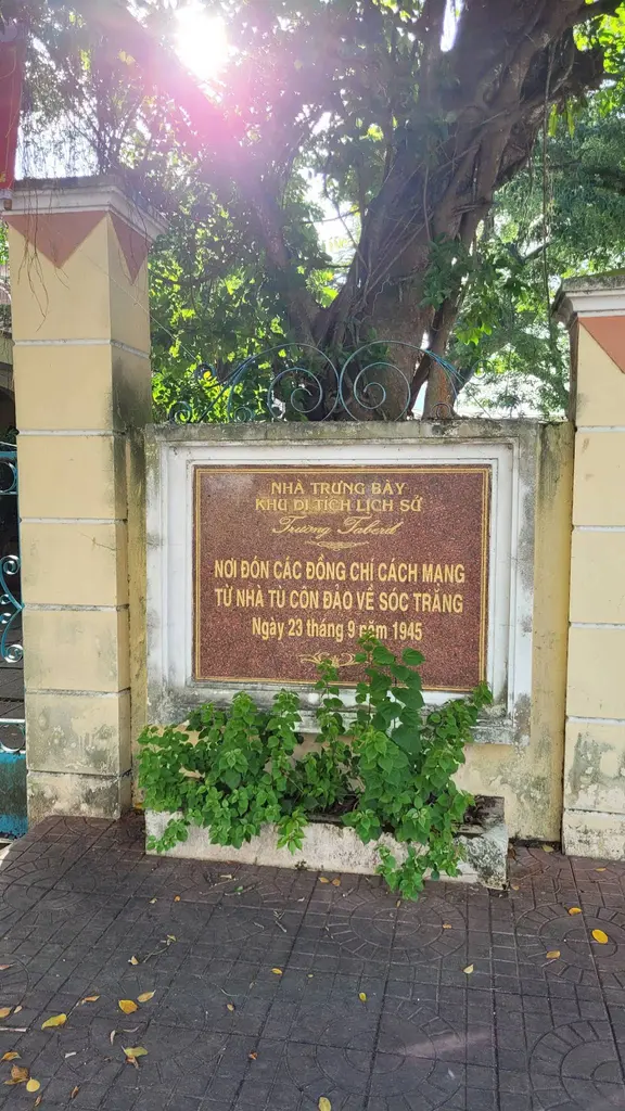Bảng tên nhà trưng bày di tích Trường Taberd
