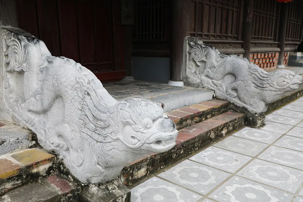 Linh thú bằng đá xanh trước Đình Đồng Kỵ