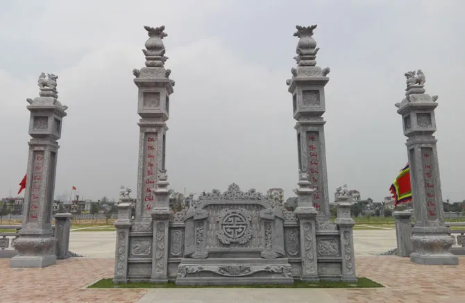 Bình phong đá tại Địa điểm chiến thắng Xương Giang