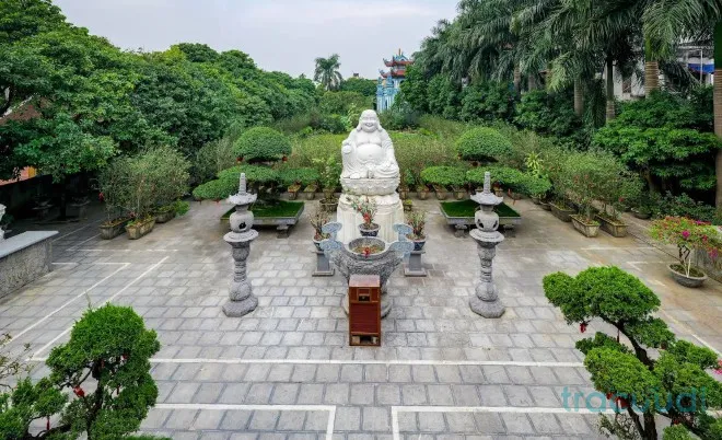 Khuôn viên Chùa Quỳnh Đô