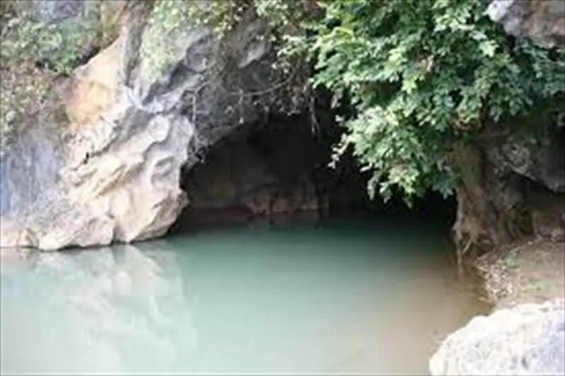 Cảnh quan bên ngoài hang Thẳm Tát Tòng