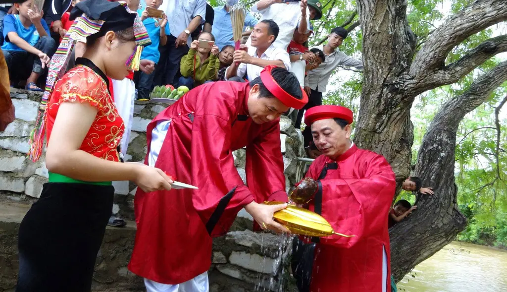 Nghi thức tắm cho hạt lúa thờ tại lễ hội đền Choọng