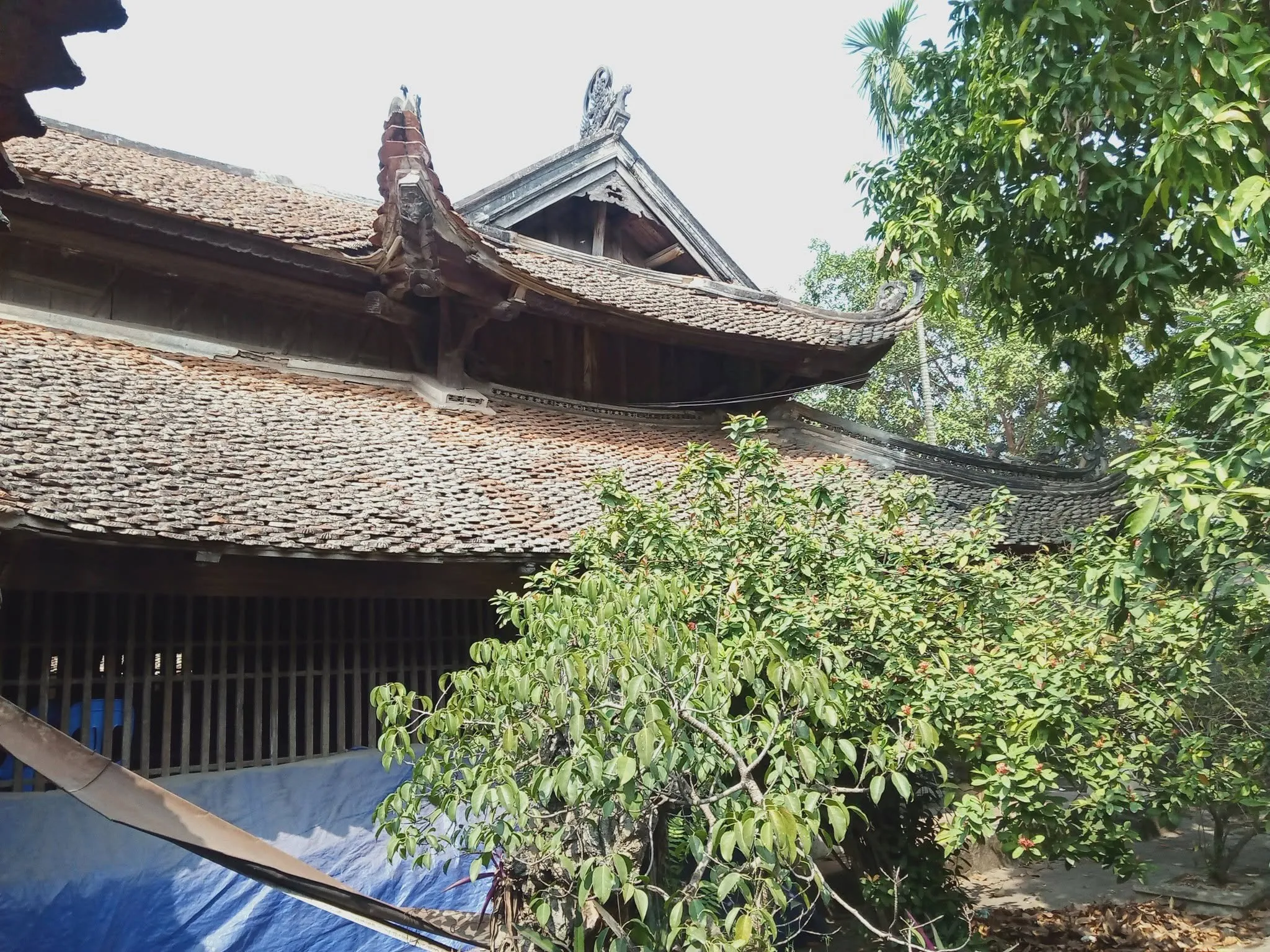 Mái ngói đình Hữu Bằng