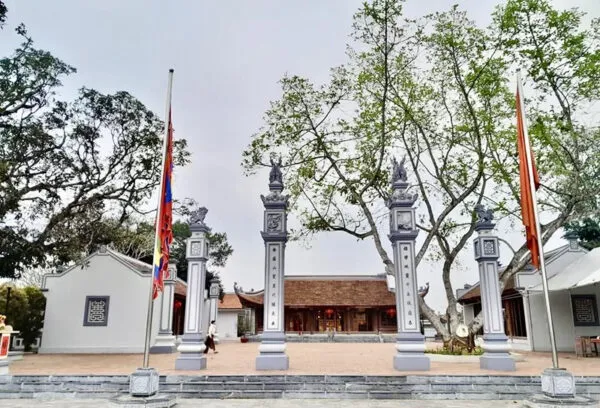 Cảnh quan bên ngoài di tích Đền Cẩm An