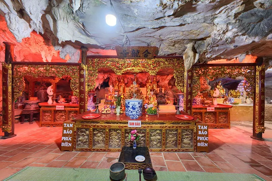 Cảnh quan bên trong Quần Thể Chùa Tiên