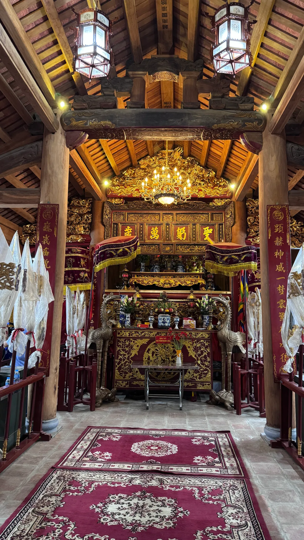 Không gian trong đại đình Kiều Mai