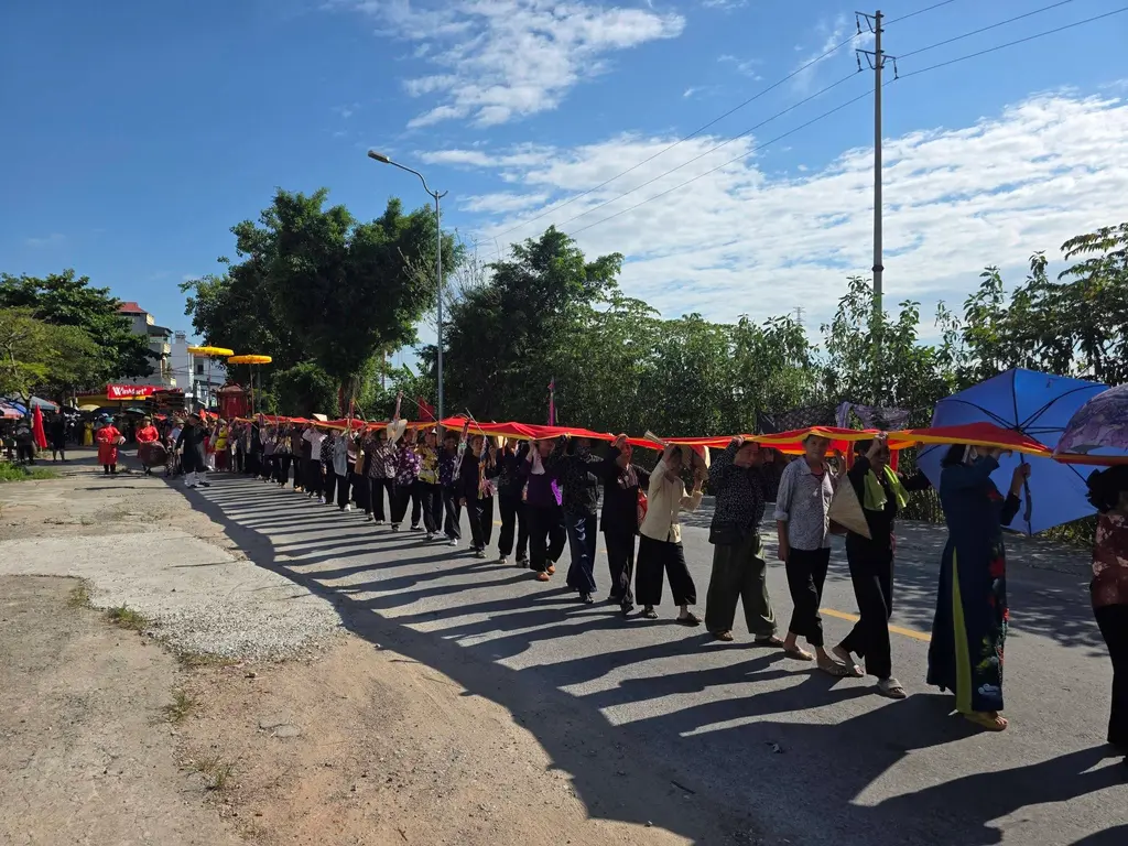Tục lệ đội cầu rước Mẫu lên chùa bái Phật tại lễ hội đền Đồng Bào.