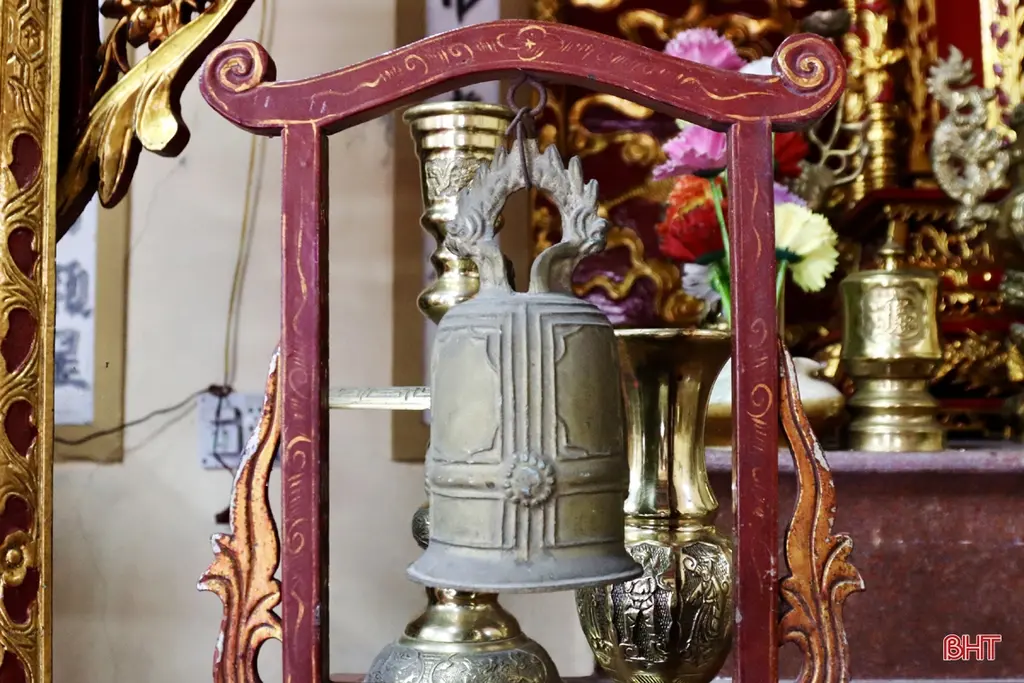 Chuông cổ tại Đền thờ Nguyễn Biên