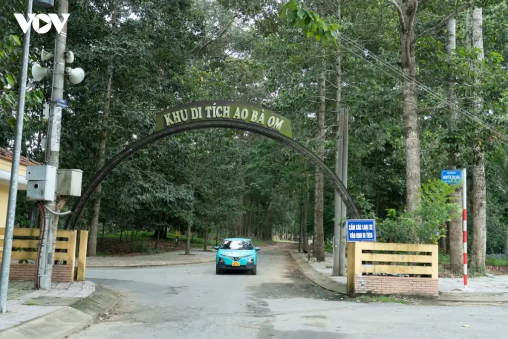 Cổng vào Ao Bà Om