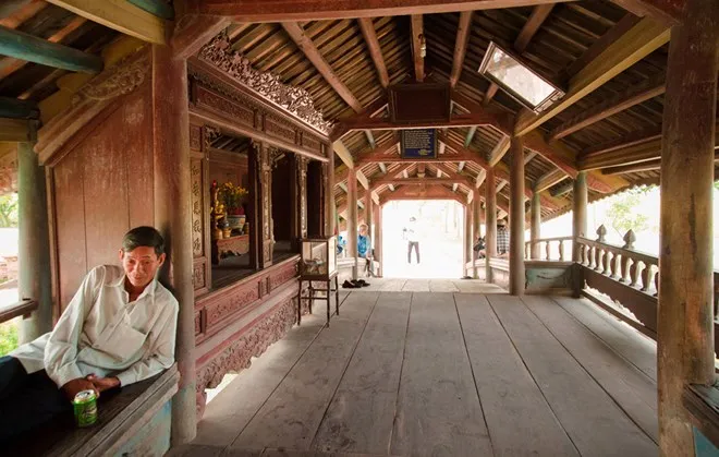 Bên trong Cầu ngói Thanh Toàn
