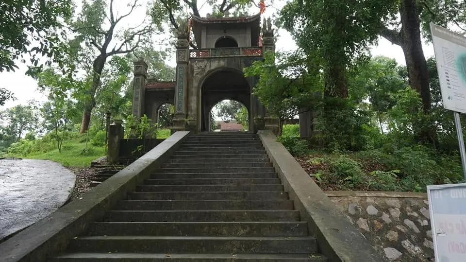 Lối lên Chùa Lèo